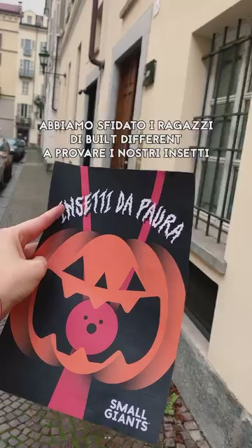 La sfida: i ragazzi di Built Different provano gli insetti